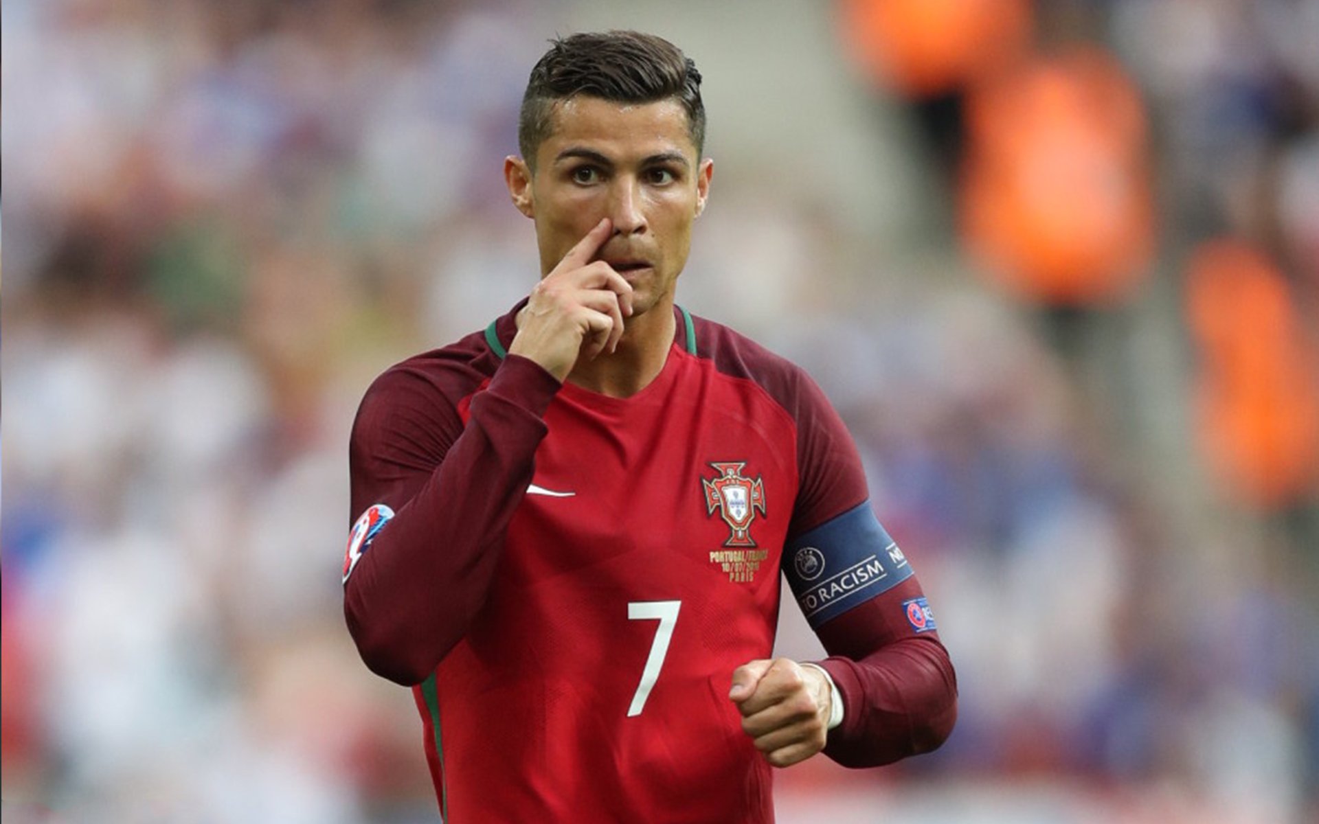 九游中心官网-球场“铁血防线”：那些最难攻破的后防组合，铁血防守